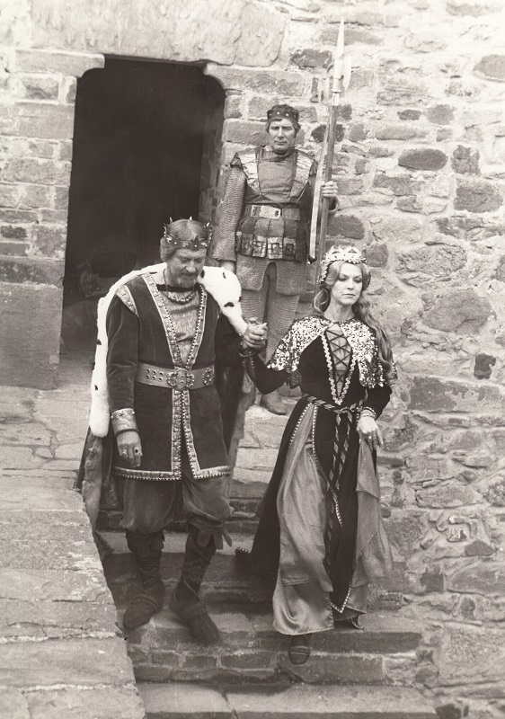 File:Orlova, Liina (Isa-Kuningas – Gunnar Kilgas, Kuri kuninganna – Liina Orlova.„Metsluiged”. Tallinnfilm, 1987, erakogu).jpg
